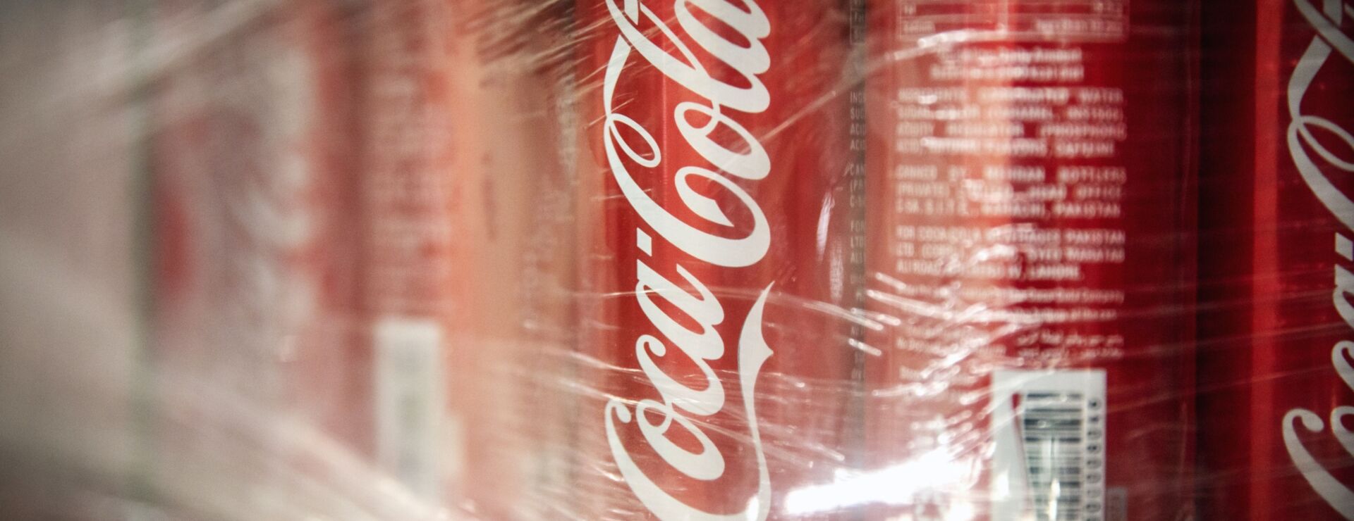 Coca cola пластик. Coca cola в руке. Кока кола деньги. Кока кола деньги. Кока кола деньги.